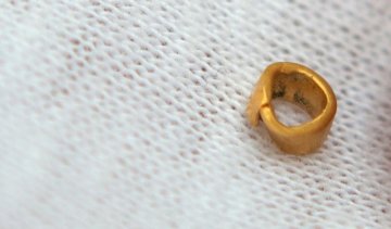 Археологи нашли первое изделие из золота
