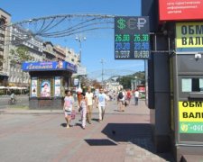 Курс валют на 21 серпня: долар послабив хватку