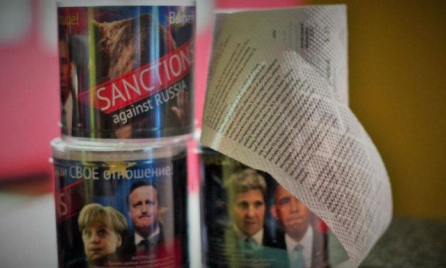 У Росії випустили туалетний папір з текстом західних санкцій