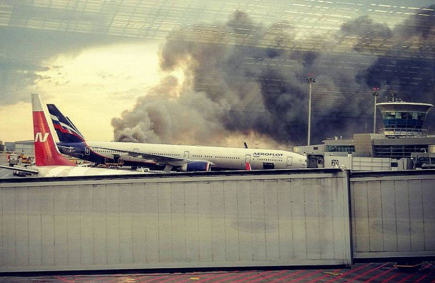 В московском аэропорту Шереметьево приземлился пылающий самолет: жуткие кадры