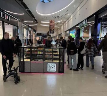 Подростки в очереди за электронными сигаретами: фото Facebook-страница Евгения Плинского