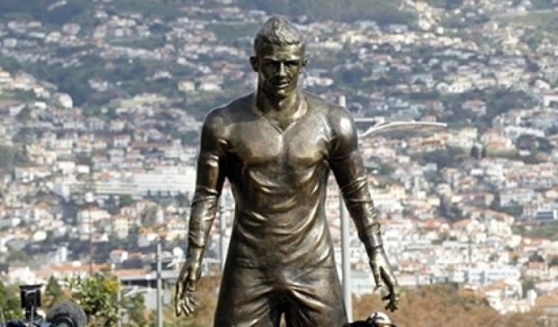 Роналду через вандалів прибрав свою статую в Португалії