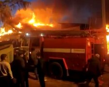 Самолет в Иркутске упал на жилой дом, кадр из видео очевидца