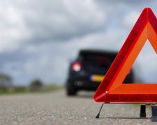 Вантажівка в'їхала у пасажирський автобус: є постраждалі