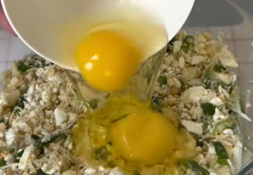 Ліниві пиріжки з яйцем та зеленою цибулею: фото скрін рецепту