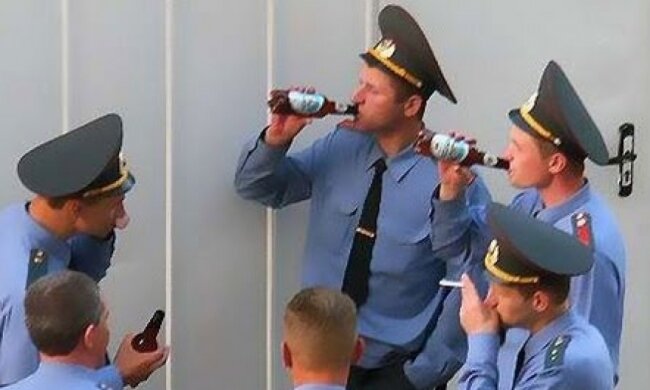 Полицейским подбросили таблетки от шизофрении в алкоголь 
