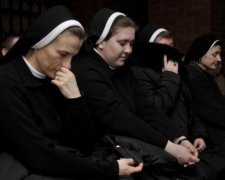 Папа Римський застеріг монашок від соцмереж