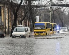 Потужна повінь загрожує одразу декільком областям України