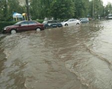 Непогода добралась до Одессы, люди в панике: фото