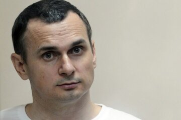Сенцов подарував Макрону "спогад" із в'язниці: "Можете викинути у смітник"