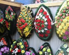 В Ужгороді перепродають крадені поминальні вінки