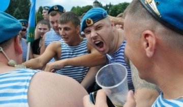 Новосибирские трезвенники "ушатали" пьяных десантников (ВИДЕО)