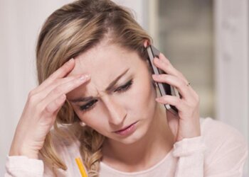 Женщина говорит по телефону / фото: Pinterest