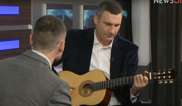 Кличко-старший сыграл на гитаре в эфире спортивной передачи (видео)
