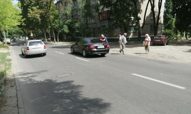 В Днепре быдло-водитель накинулся с битой на пешехода, переводившего через дорогу бабушку-инвалида: "Жди неприятностей"