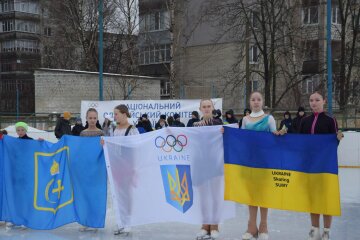 Роздягнені діти стоять на вулиці / фото: Facebook