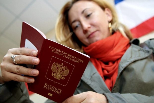 В клетке через решетку, как обезьянам: мем о российских паспортах и Путине завоевал сеть