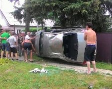 Під Києвом п'яний водій перекинув автівку