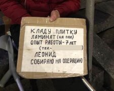 Киевлянин без ног просит помощи в метро, все обходят стороной: "Кладу плитку"