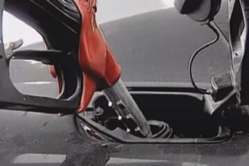 Заправка. Фото: скриншот YouTube