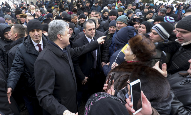 Охоронець Порошенка в нервових конвульсіях розпустив руки просто в натовпі: відео