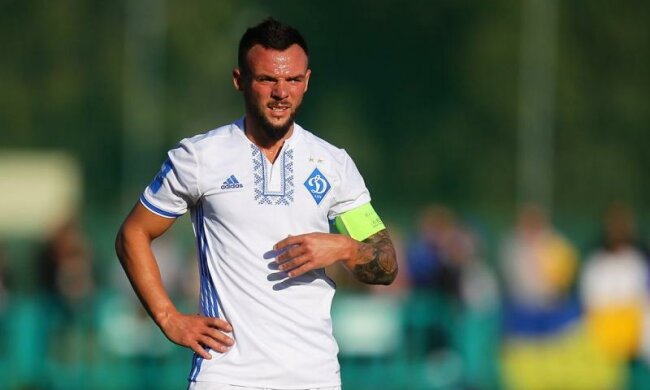 Игрок Динамо запустил файером в собственных болельщиков
