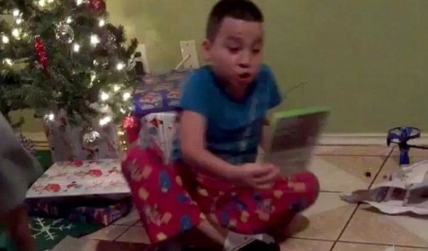 Малыш в шоке от неудачного новогоднего подарка (видео)