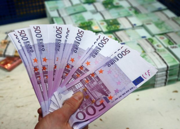 Інфляція відправила євро в нокаут: що буде з доларом
