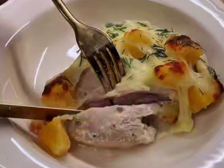 Куриные бедра с ананасом, кадр из видео