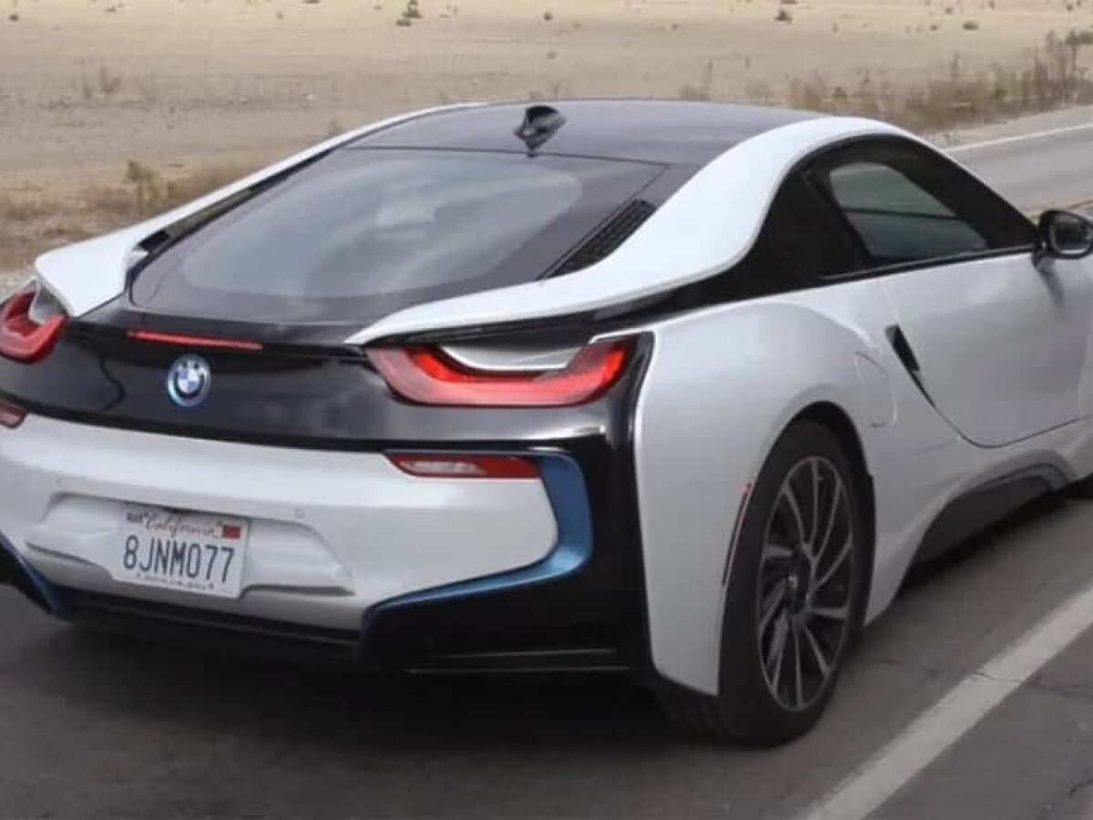 Как звучит BMW i8 без поддельного 