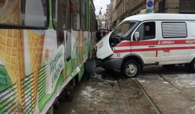 "Скорая" протаранила львовский трамвай (фото)