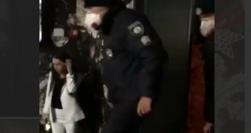 В Черновцах караоке-бар "забил" на локдаун, копы нагрянули в разгар вечеринки: допелись