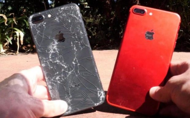 Блогери вперше познущалися над iPhone 8: відео вражає