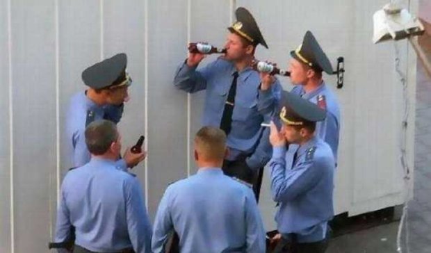 Гаишник с пивом: милиция начала служебную проверку (видео)