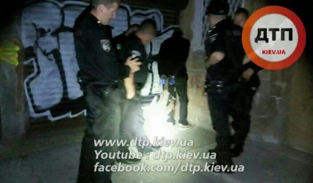 Київські правоохоронці зупинили грабіжника пострілом у ногу