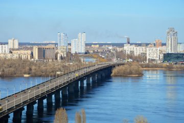 У Києві терміново перекривають міст Патона: що важливо знати