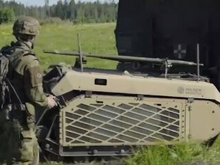 Бойовий робот-евакуатор. Фото: скриншот з відео