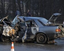 У Києві некерований Mitsubishi  влетів у Ford, розтрощений метал розчавив водія: кадри для "міцних горішків"