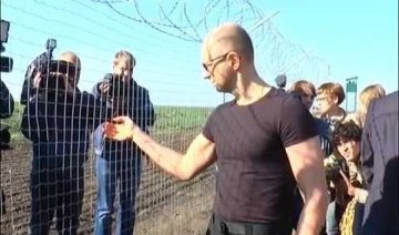 Більшість вишок у "стіні Яценюка" браковані