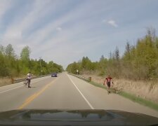 В сеть попало видео "перепалки" водителя авто и велосипедистов, без пострадавших не обошлось