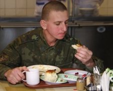 Українських солдатів годують цвіллю і стафілококом