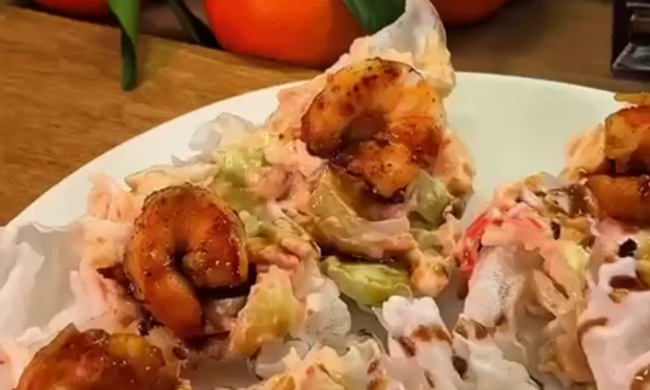 Рулетики с креветками, икрой и огурцом, кадр из видео