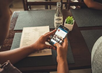 смартфон в руках, фото: pxhere