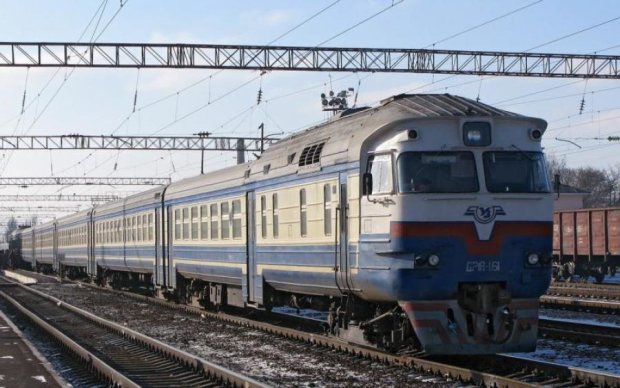 Локомотив влетел в поезд на железнодорожной станции: десятки пострадавших