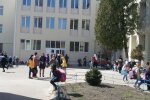 Газом в обличчя: з львівської школи екстрено евакуюють дітей, що відомо
