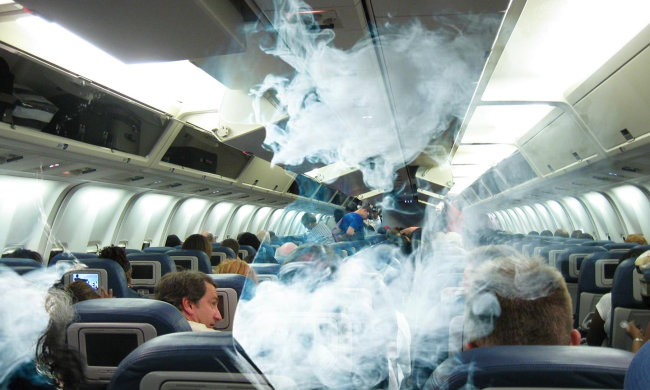 Попільнички в літаках: чи можна палити на борту