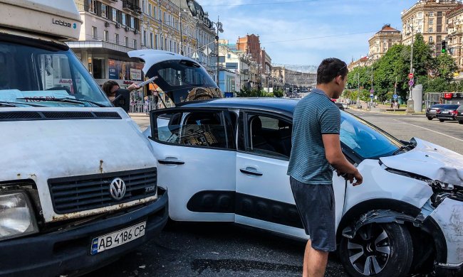 У Києві некерований легковик влетів у Volkswagen: автівки - ущент, дикі кадри