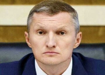 "Волонтерит" с коктейлем в руке: известный налоговик Евгений Бамбизов бьет девушек в барах и свободно катается по миру