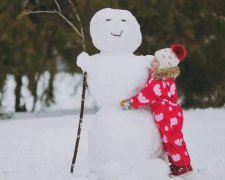 Комаровський розповів, як одягати дітей для зимових прогулянок: вся справа в шарах