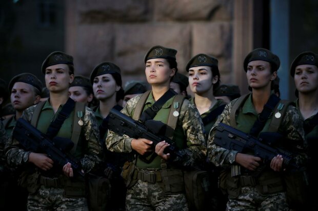 "Українські амазонки" у ЗСУ: скільки жінок присвятили себе армії та що їм категорично заборонено робити